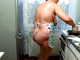 chubby milf cooks pies and fucks with a wooden pestle in the kitchen. her juicy pawg and big tits are shaking. homemade fetish. does your wife make dinner naked?