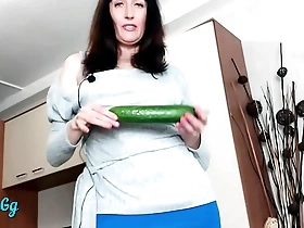 my creamy cunt started leaking from the cucumber. fisting and squirting