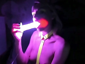 kelly copperfield deepthroats led glowing dildo on webcam